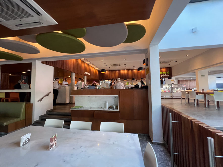 Quattro D cafe inside